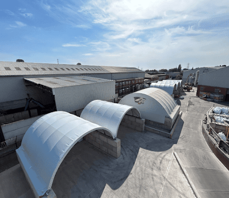 Die Lagerung von Zuschlagstoffen, Schüttgut und Baustoffen im Freien ohne angemessene Abd...