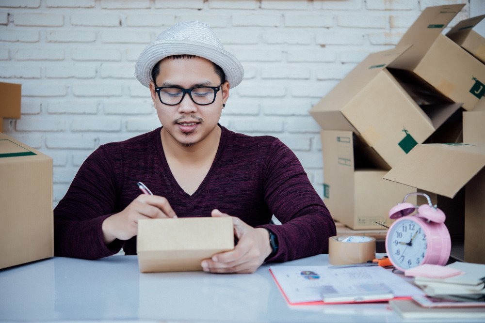 Learn how to start and grow as an Amazon seller UAE with this beginner-friendly roadmap co...