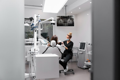 Understanding how the best dental clinic in Dahisar East uses modern equipment for accurat...